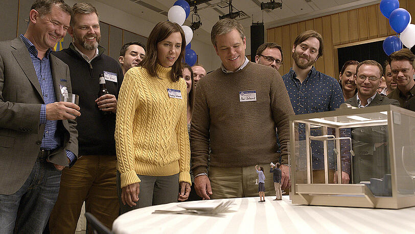 Kristen Wiig (Mitte, links) als Audrey Safranek und Matt Damon (Mitte, rechts) als Paul Safranek in einer Szene der Öko-Komödie "Downsizing", der heute die 74. Ausgabe des Filmfest Venedig eröffnet. Kristen Wiig (Mitte, links) als Audrey Safranek und Matt Damon (Mitte, rechts) als Paul Safranek in einer Szene der Öko-Komödie "Downsizing", der heute die 74. Ausgabe des Filmfest Venedig eröffnet.
