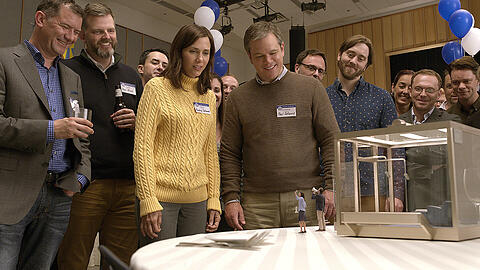 Kristen Wiig (Mitte, links) als Audrey Safranek und Matt Damon (Mitte, rechts) als Paul Safranek in einer Szene der Öko-Komödie "Downsizing", der heute die 74. Ausgabe des Filmfest Venedig eröffnet.