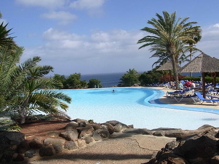 Swimmingpool des Robinson Clubs Esquinzo: Hier kann die Mama ausspannen, wenn der Papa zum Windsurfen geht und der Nachwuchs sich im Kids-Club tummelt.