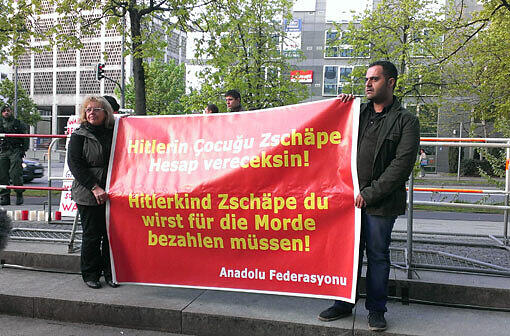 Die ersten türkischen Demonstranten entrollen ihr Banner.