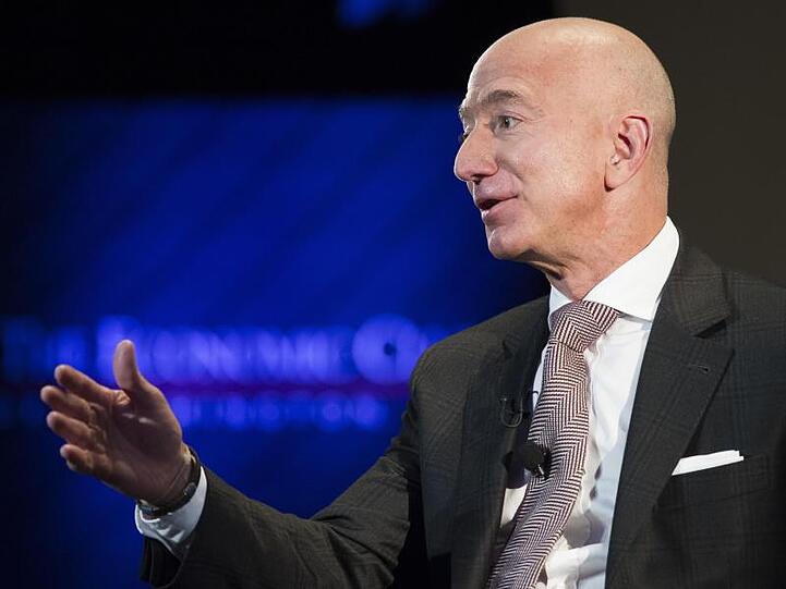 Jeff Bezos, Gründer und CEO von Amazon, unterstützt obdachlose Familien.
