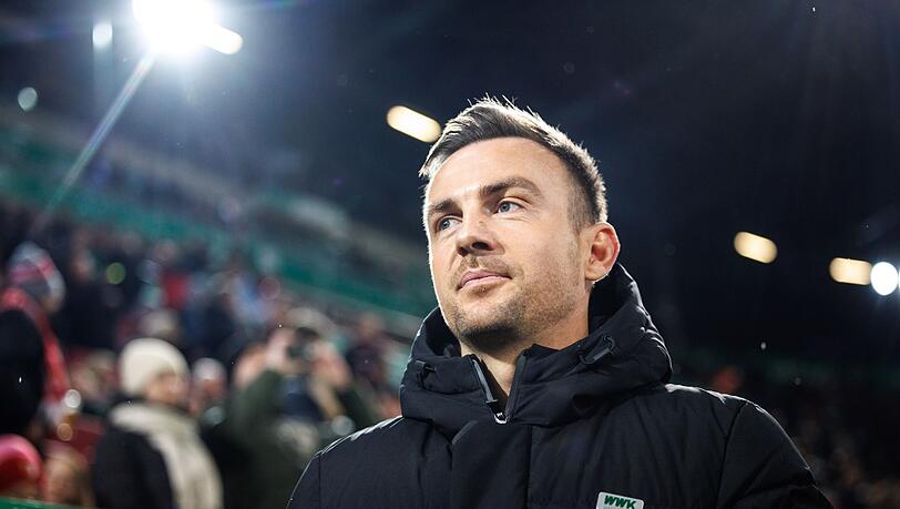 Trainer Enrico Maaßen vom FC Augsburg steht am Spielfeldrand.