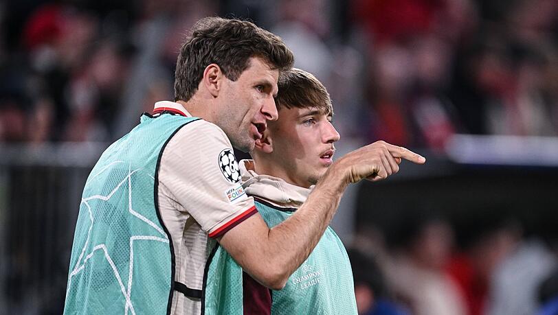 Wichtige Tipps vom Mr. FC Bayern: Lennart Karl (r.) mit Thomas Müller.