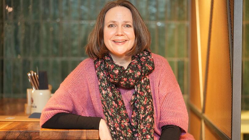 Nikola Norgauer war in den letzten Jahren als Olaf Scholz im Singspiel. Nun darf sie die B&auml;rbel Bas geben.