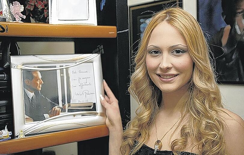 Sein Bild steht in ihrem Regal: Noemi Letizia zu Hause in Neapel mit einem Bild des Regierungschefs.