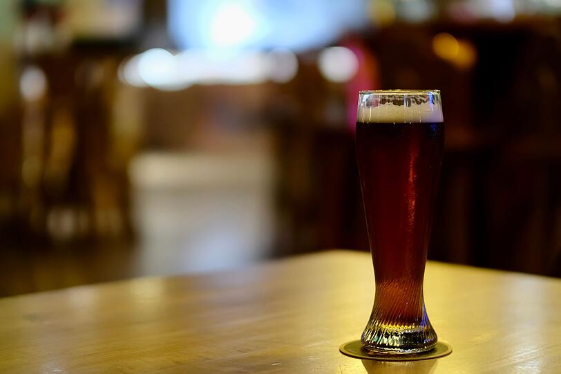 Allein das Weizen bietet zahlreiche Varianten, zum Beispiel leichtes Weizen mit weniger Alkohol, dunkles Weizen mit kräftigerem Malzgeschmack oder auch eine alkoholfreie Version - ideal für Autofahrer oder Sportler. Gemeinsam haben sie alle den charakteristischen, fruchtig-hefigen Geschmack, der besonders im traditionellen Weizenglas hervorragend zur Geltung kommt. Allein das Weizen bietet zahlreiche Varianten, zum Beispiel leichtes Weizen mit weniger Alkohol, dunkles Weizen mit kräftigerem Malzgeschmack oder auch eine alkoholfreie Version - ideal für Autofahrer oder Sportler. Gemeinsam haben sie alle den charakteristischen, fruchtig-hefigen Geschmack, der besonders im traditionellen Weizenglas hervorragend zur Geltung kommt.