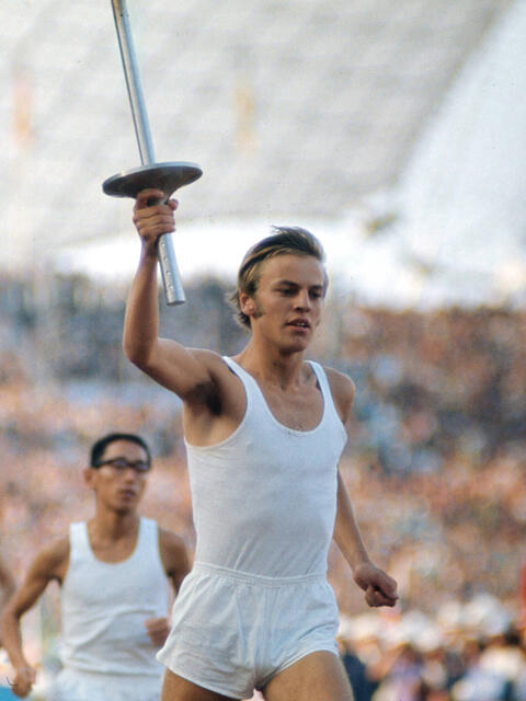 So hat die Er&ouml;ffnung der Olympischen Sommerspiele 1972 in M&uuml;nchen ausgesehen:  Der deutsche Mittelstreckenl&auml;ufer G&uuml;nther Zahn l&auml;uft mit der Olympischen Fackel ins M&uuml;nchner Olympiastadion ein, gefolgt von weiteren Staffell&auml;ufern.