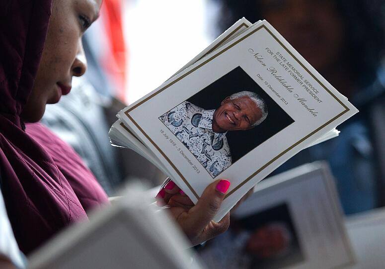 Südafrika verabschiedet sich von Nelson Mandela. Um 14 Uhr MEZ beginnt die gigantische Trauerfeier, die auf 90 Leinwände im Land übertragen wird. So langsam füllen sich die Plätze im Land. Hier die Bilder...