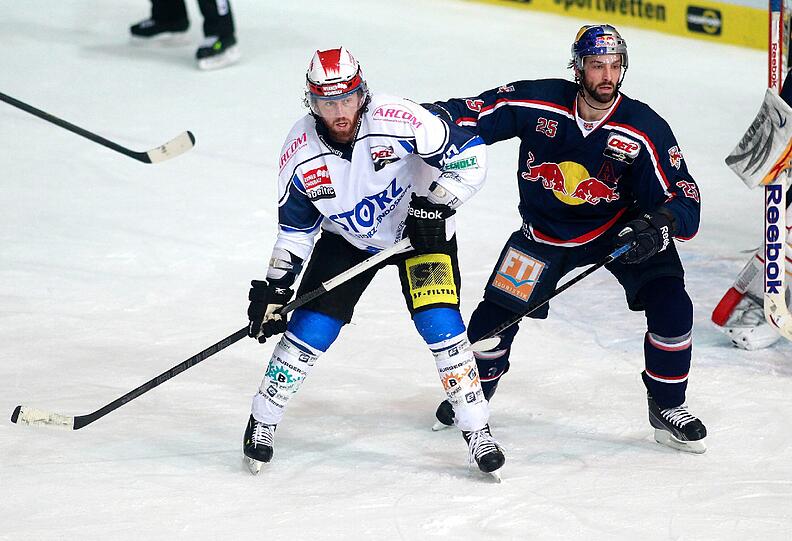 Schwenningens Sean O'Connor (l.) im Zweikampf mit EHCler Grant Lewis.