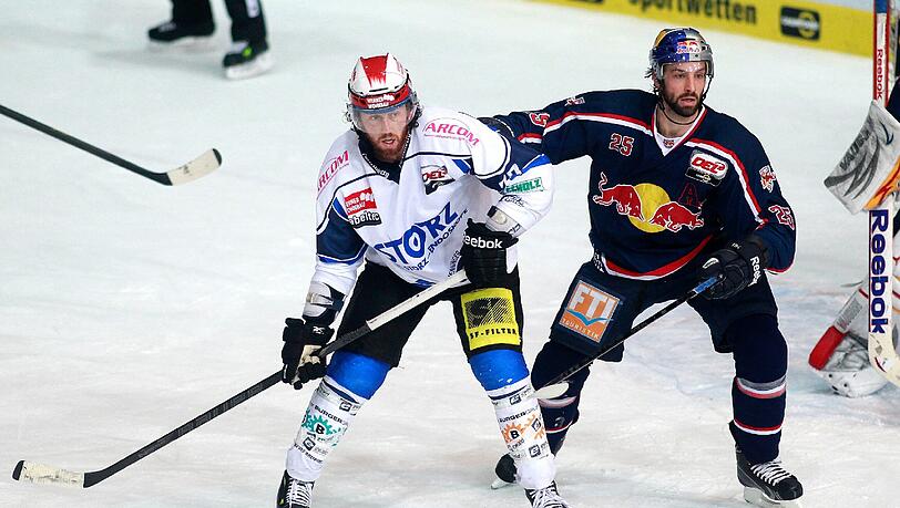 Schwenningens Sean O'Connor (l.) im Zweikampf mit EHCler Grant Lewis. Schwenningens Sean O'Connor (l.) im Zweikampf mit EHCler Grant Lewis.
