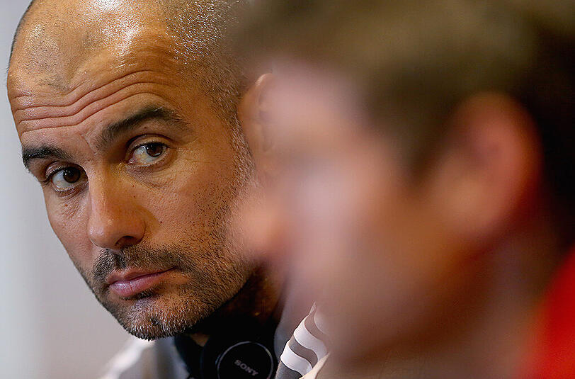 Konzentriert? Müde? Gelangweilt? Bayern-Trainer Pep Guardiola bei der Pressekonferenz.