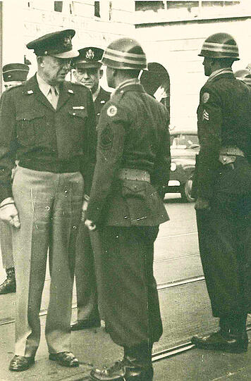 General Eisenhower spricht mit einem der amerikanischen Soldaten.