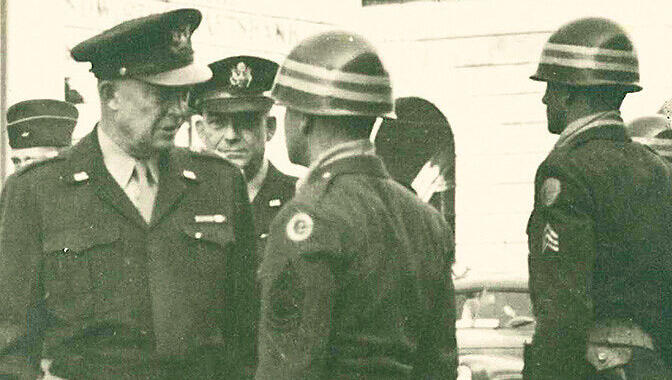 General Eisenhower spricht mit einem der amerikanischen Soldaten. General Eisenhower spricht mit einem der amerikanischen Soldaten.