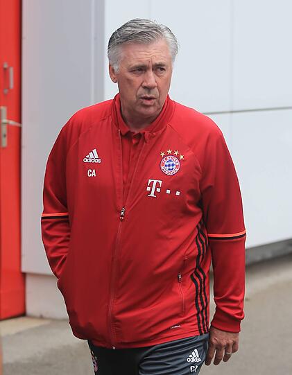 Der Chef ist natürlich auch da: Carlo Ancelotti auf dem Weg zum Fototermin.