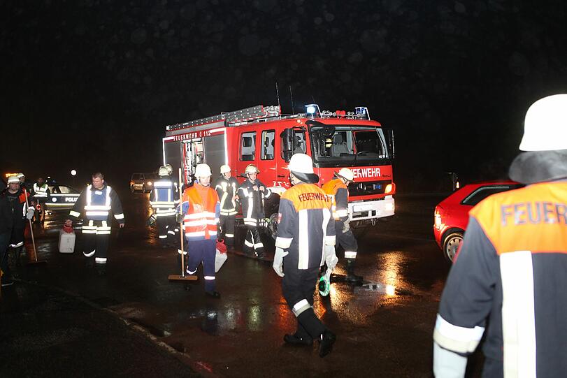 Die beiden Reiterinnen übersahen den Audi und wurden von ihm erfasst. Die Bilder von dem schrecklichen Unfall.