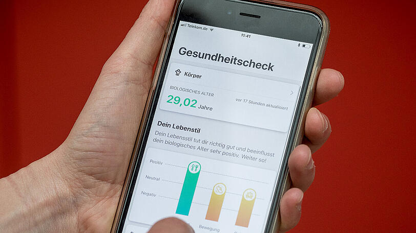 Der Handybildschirm zeigt die App "Vivy", aufgenommen bei der Vorstellung der neuen digitalen Gesundheitsakte.