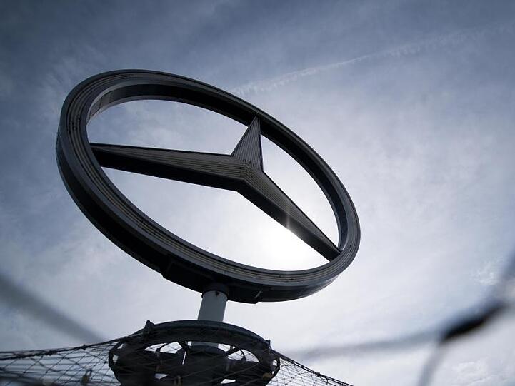 Der Mercedes-Stern, das Logo der Automarke Mercedes-Benz.