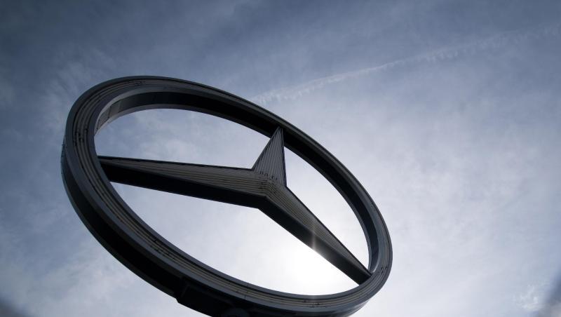 Der Mercedes-Stern, das Logo der Automarke Mercedes-Benz. Der Mercedes-Stern, das Logo der Automarke Mercedes-Benz.