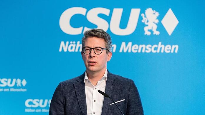 Markus Blume, CSU-Generalsekretär, spricht auf einer Pressekonferenz.
