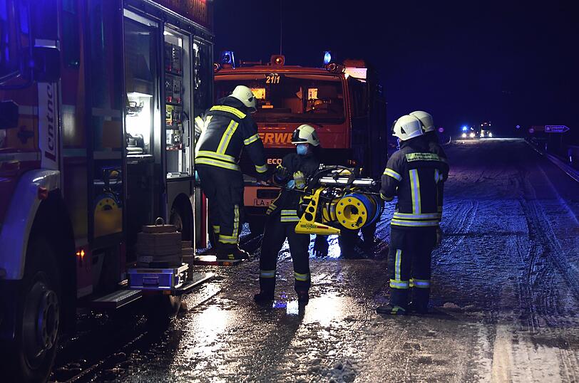 Die 33-Jährige prallte mit ihrem Auto frontal in das Fahrzeug der 20-Jährigen - beide wurden schwer verletzt.