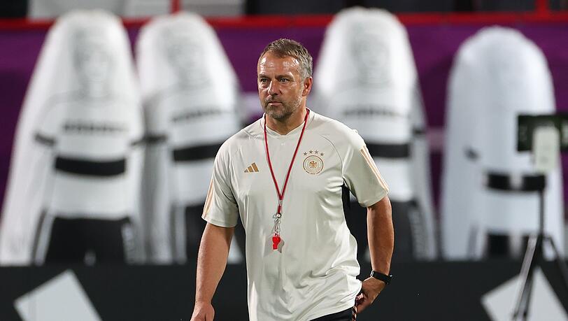 Bundestrainer Hansi Flick geht über den Trainingsplatz.
