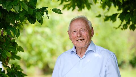Oskar Lafontaine steht in seinem Garten in der Nähe von Merzig.