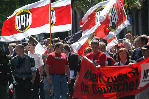 Bei dieser Neonazi-Kundgebung am 1. Mai 2007 in Nürnberg zeigte der Müllmann das Keltenkreuz.