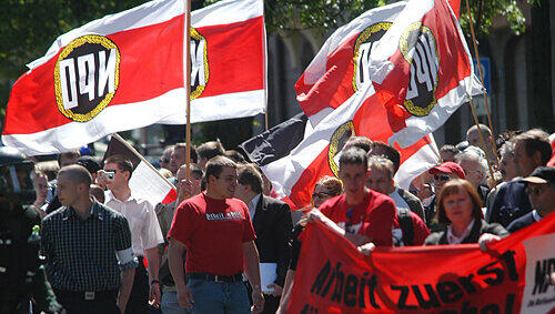 Bei dieser Neonazi-Kundgebung am 1. Mai 2007 in Nürnberg zeigte der Müllmann das Keltenkreuz. Bei dieser Neonazi-Kundgebung am 1. Mai 2007 in Nürnberg zeigte der Müllmann das Keltenkreuz.