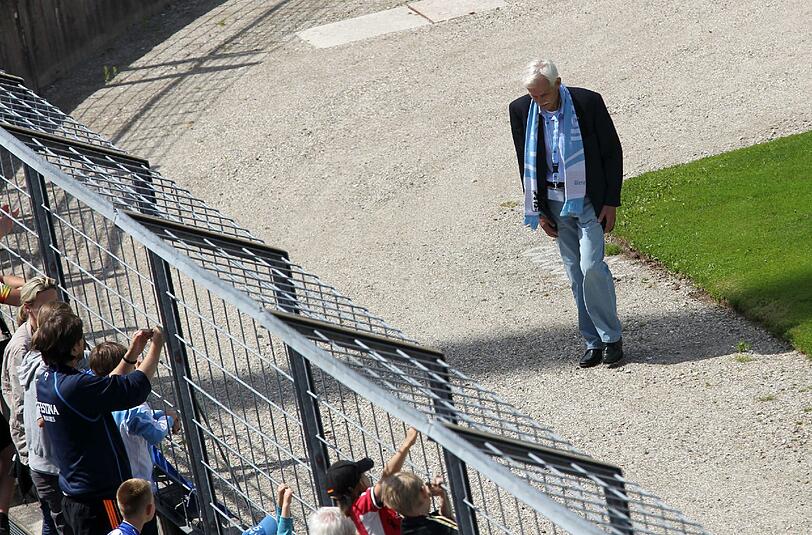 Die Enttäuschung über die Niederlage bei der deutschen Junioren-Meisterschaft entlud sich bei den 1860-Fans teils in einer Attacke gegen Dieter Schneider. "Du hast den Verein verkauft", schallte es von den Rängen. Auch Rauchbomben gingen hoch. Die Eindrücke.