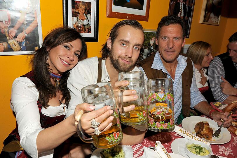 Samstagabend im Hippodrom: Simone Thomalla stößt mit mit Freund Silvio Heinevetter und Ralf Müller auf die Wiesn an.