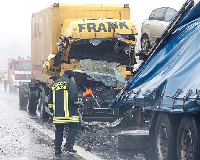 Eine Massenkarambolage mit einem Toten und mehreren Verletzten hat zur Vollsperrung der sonst vielbefahrenen Autobahn 57 zwischen Köln und Düsseldorf geführt - die Bilder.