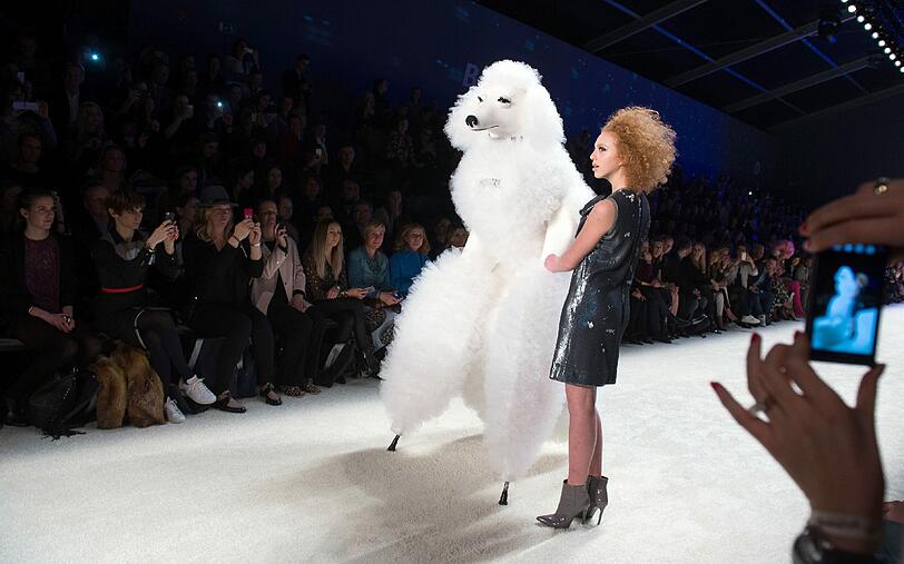 Boris Beckers Tochter Anna Ermakowa gibt auf der Berlin Fashion Week ihr Laufsteg-Debüt