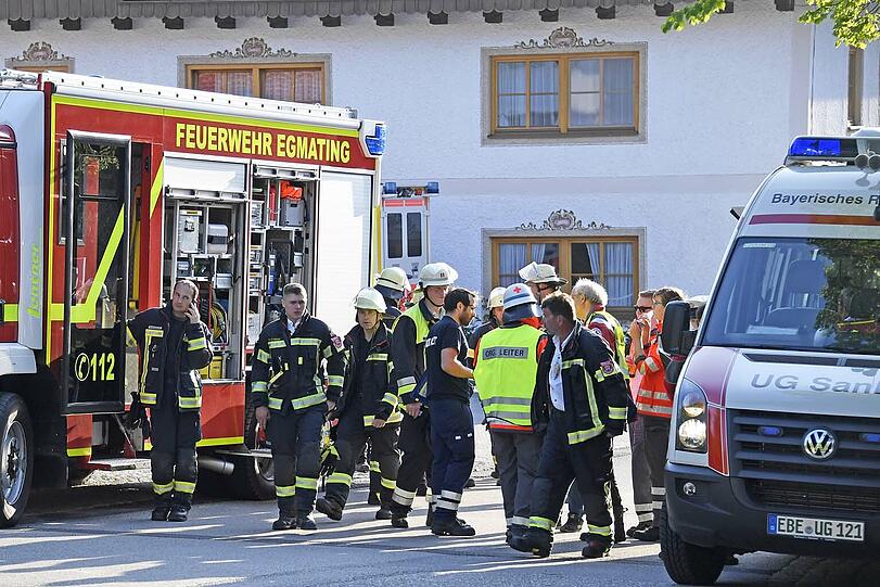 In Egmating (Lkr. Ebersberg) ist am Mittwoch ein Maibaumwagen umgestürzt - dabei wurden zahlreiche Menschen teils schwer verletzt.