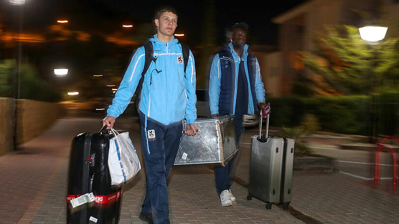 Nachwuchslöwe Maxim Gresler (links) und Prince Owusu (rechts) bei der Ankunft im Trainingslager.