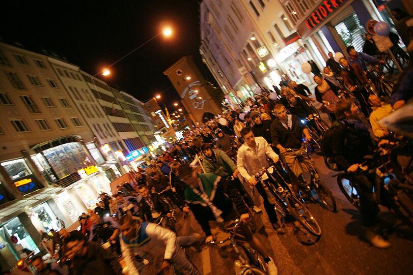Die Münchner Radlnacht führt bei gemütlichem Tempo durch die Innenstadt.