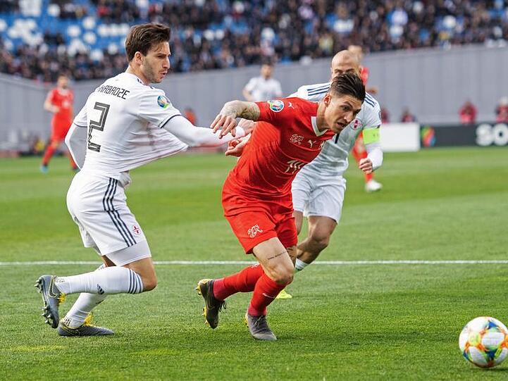 Steven Zuber (M) erzielte das Führungstor in Georgien.