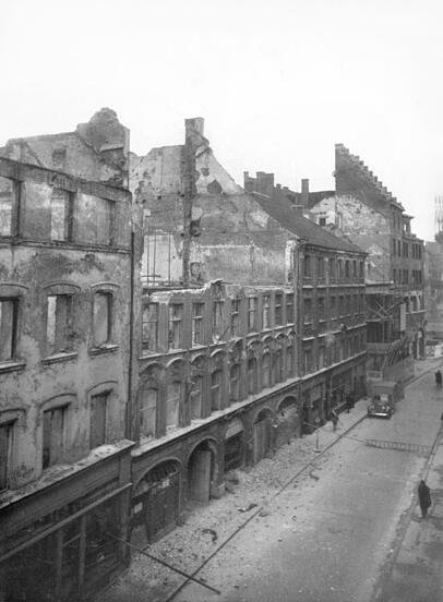 In der Dienerstraße sind im Zweiten Weltkrieg viele Bomben gefallen. Eine traf auch das Dallmayr-Haus. Die Schäden blieben Jahre bestehen. Hier ein historisches Foto des Straßenzuges vom 20. Januar 1949. In der Dienerstraße sind im Zweiten Weltkrieg viele Bomben gefallen. Eine traf auch das Dallmayr-Haus. Die Schäden blieben Jahre bestehen. Hier ein historisches Foto des Straßenzuges vom 20. Januar 1949.