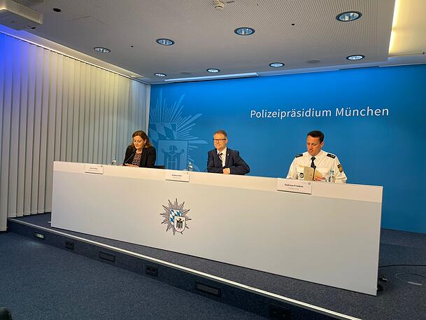 Pressekonferenz zum tödlichen Streit im Alten Botanischen Garten: Von links Oberstaatsanwältin Anne Leiding, Kriminaloberrat Stephan Beer und Pressesprecher Andreas Franken.