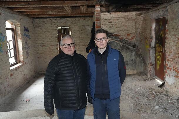 Dietrich und Sohn Leo Sailer in dem verfallenen Gebäude. Zehn Container voller Müll und Schutt haben sie entsorgen lassen. Dietrich und Sohn Leo Sailer in dem verfallenen Gebäude. Zehn Container voller Müll und Schutt haben sie entsorgen lassen.