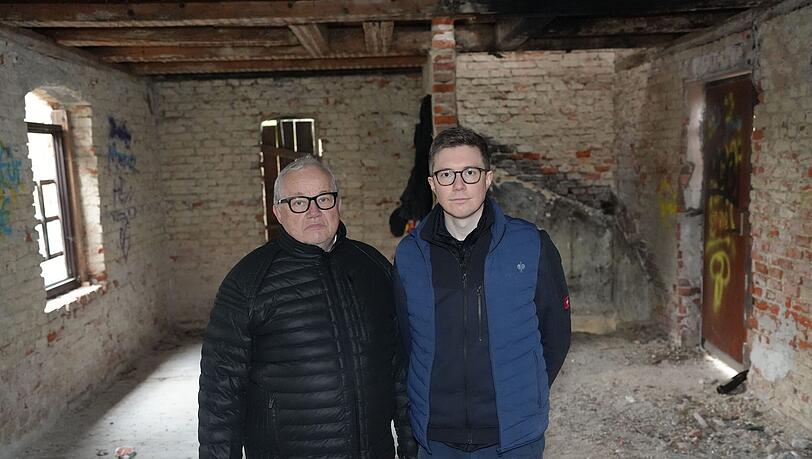 Dietrich und Sohn Leo Sailer in dem verfallenen Gebäude. Zehn Container voller Müll und Schutt haben sie entsorgen lassen. Dietrich und Sohn Leo Sailer in dem verfallenen Gebäude. Zehn Container voller Müll und Schutt haben sie entsorgen lassen.