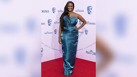 Oti Mabuse w&auml;hlte f&uuml;r die BAFTA TV Awards in diesem Jahr ein tr&auml;gerloses, blaues Kleid.