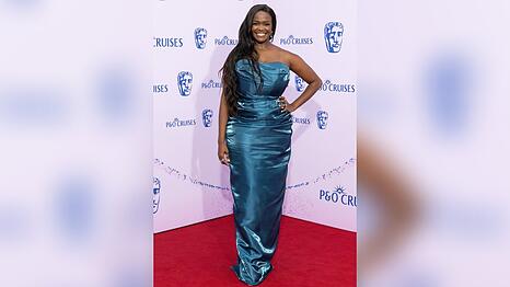 Oti Mabuse w&auml;hlte f&uuml;r die BAFTA TV Awards in diesem Jahr ein tr&auml;gerloses, blaues Kleid.
