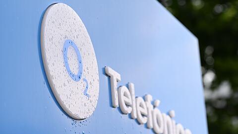 O2-Logo am D&uuml;sseldorfer Standort des Telekommunikationsanbieters - dort war bis 2014 die E-Plus-Zentrale.