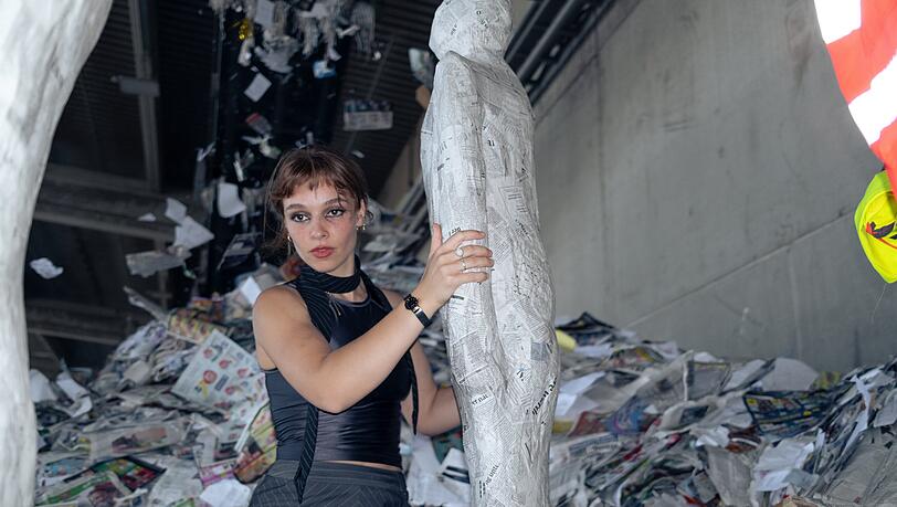 Liselotte S&eacute;chet (23) studiert an der Hochschule f&uuml;r Fernsehen und Film. F&uuml;r ein Uniprojekt bastelt die Studentin wochenlang an sechs lebensgro&szlig;en Figuren. Nachdem der Film abgedreht ist, l&auml;sst sie sie auf einer Papierhalde zur&uuml;ck &ndash; traurig und erleichtert zugleich.