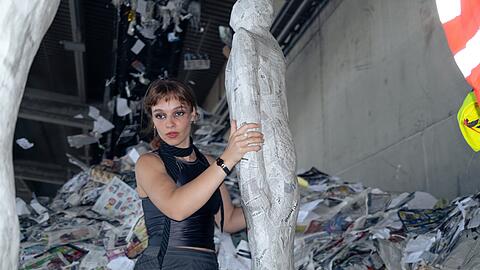 Liselotte S&eacute;chet (23) studiert an der Hochschule f&uuml;r Fernsehen und Film. F&uuml;r ein Uniprojekt bastelt die Studentin wochenlang an sechs lebensgro&szlig;en Figuren. Nachdem der Film abgedreht ist, l&auml;sst sie sie auf einer Papierhalde zur&uuml;ck &ndash; traurig und erleichtert zugleich.
