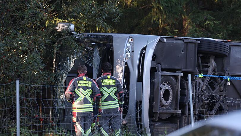 Der Reisebus kam bei Buchloe im Allg&auml;u von der A96 ab. (Archivbild)