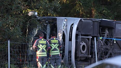 Der Reisebus kam bei Buchloe im Allg&auml;u von der A96 ab. (Archivbild)