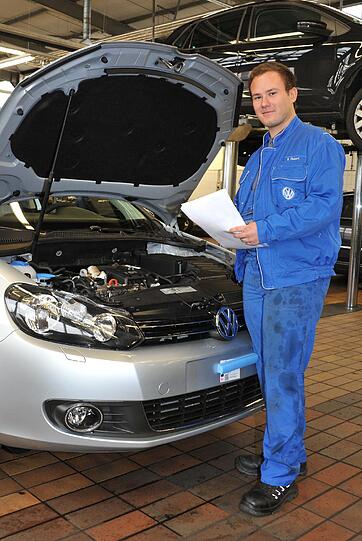 "Die Füße taten mir weh&ldquo; - Sven Siebert (18), Azubi zum KFZ-Mechatroniker im 1. Lehrjahr im Mahag Volkswagenzentrum: &bdquo;Ich habe schon vor vier Jahren ein Schulpraktikum bei der Mahag gemacht. Nach meinem Quali habe ich mich bei 20 Betrieben beworben, von acht kam eine Zusage. Ich wollte aber unbedingt zur Mahag, weil ich das Klima und die Arbeit dort vom Praktikum kannte. Schon in meiner zweiten Woche habe ich mit einem Kollegen einen kompletten Motor auseinander geschraubt und wieder zusammengebaut. Da muss man sehr konzentriert sein, sich viel merken und schauen, dass die kleinen Teile nicht verloren gehen. In den ersten Tagen war ich nach der Arbeit wahnsinnig müde und die Füße haben mir schon etwas weh getan. Inzwischen habe ich mich an die körperliche Arbeit gewöhnt. Bei uns zu Hause bin ich jetzt auch für das Auto zuständig, mache den Öl- und Reifenwechsel &ndash; und bald kann ich noch mehr.&ldquo;