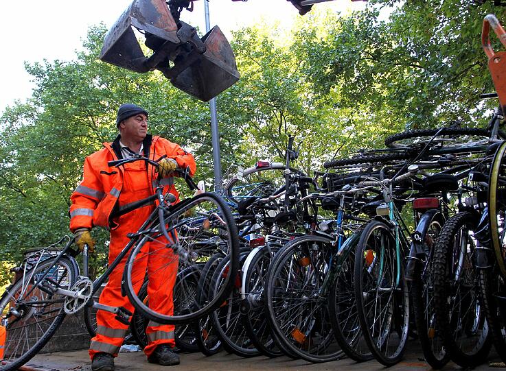 Schon 2011 hatten die Mitarbeiter der Stadt bei der Entsorgung der Schrott-Radl im Stadtgebiet jede Menge zu tun - die Bilder aus dem letzten Jahr.