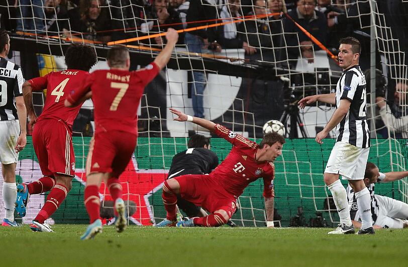 Gegen Juvetus Turin: Nach Vorarbeit von Schweinsteiger und Martinez köpft Mandzukic die Bayern zum 1:0. Juve braucht zu diesem Zeitpunkt vier Tore, um weiterzukommen. Unmöglich gegen die Bayern.